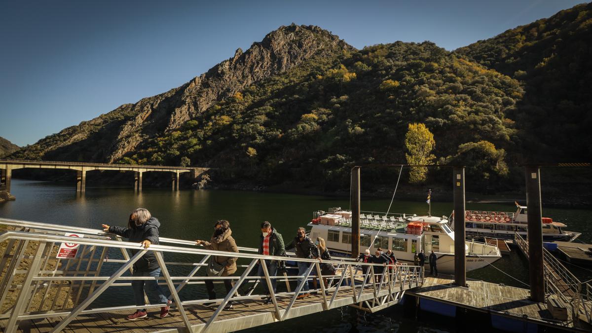 As rutas en catamarán apuntalan á Ribeira Sacra coma destino de referencia con 26.000 viaxeiros