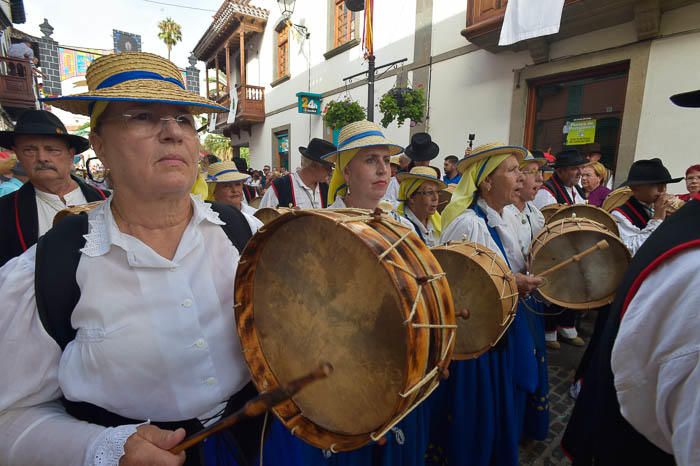 Carretas y grupos en la romería del Pino