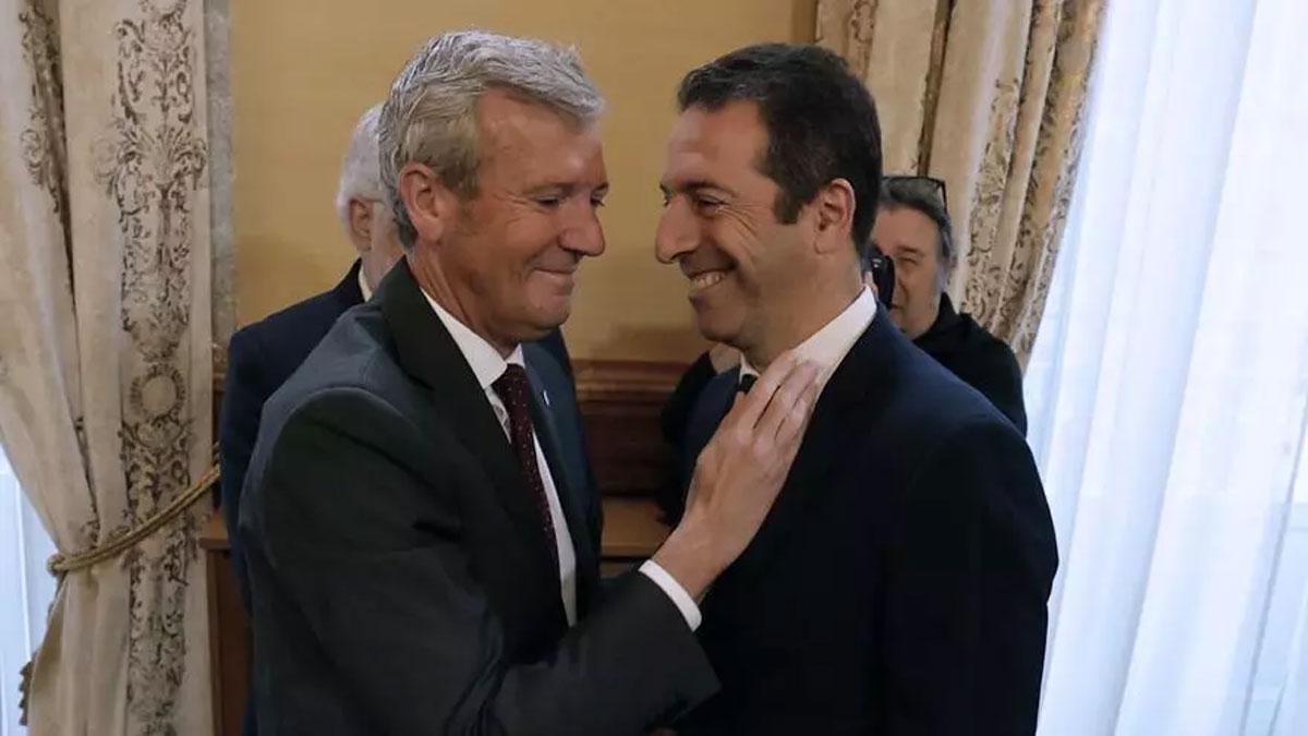 Alfonso Rueda abraza a Villares esta mañana en la toma de posesión de Marta Villaverda como nueva conselleira do Mar