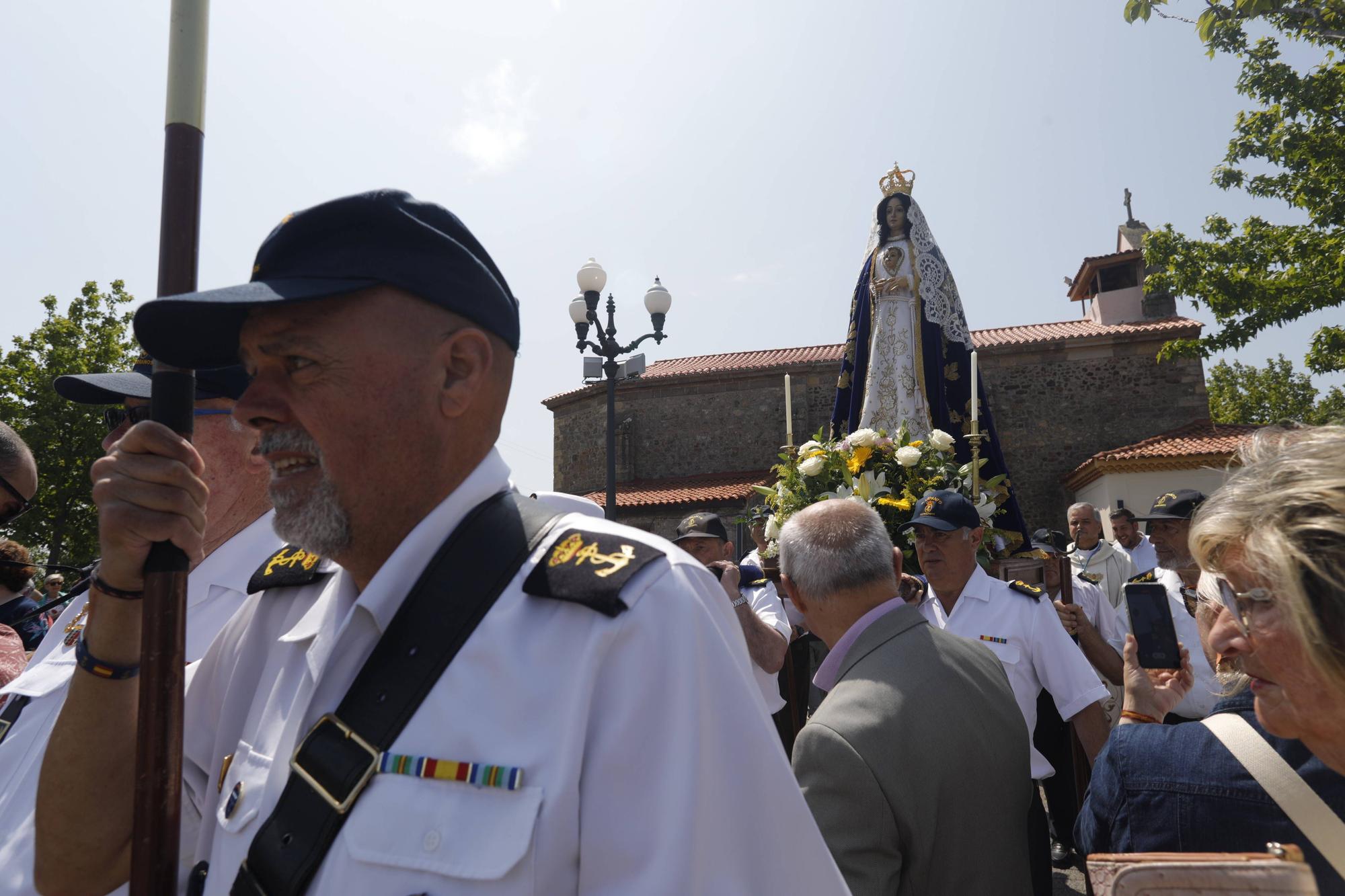 En imágenes: Tradicional rito del beso en la ermita de La Luz de Avilés