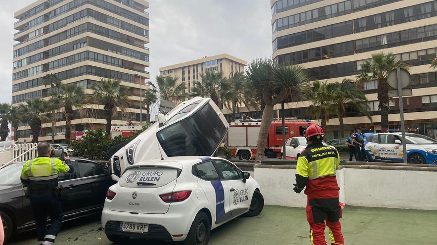 Un coche cae por un terraplén en Juan XXIII