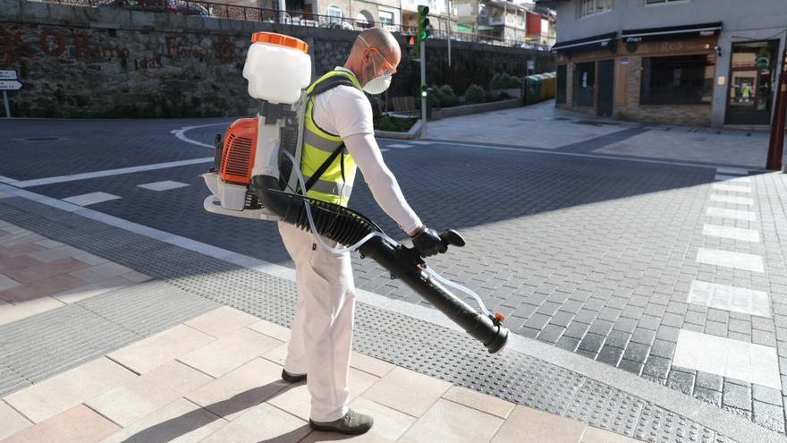 Personal de limpieza desinfectando las calles de Vigo // R. Grobas