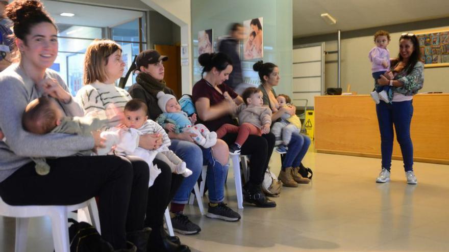 Madres y bebés participantes en la “chuchada colectiva” celebrada ayer en el Auditorio de Cangas, organizada por Chuchamel y Coliño Bailongo.   | // G.NÚÑEZ