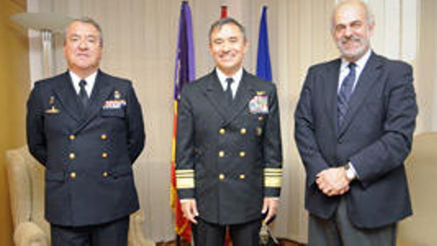 Albert Moragues, conseller de Presidencia, ha recibido al comandante de la &quot;Sexta Flota&quot;