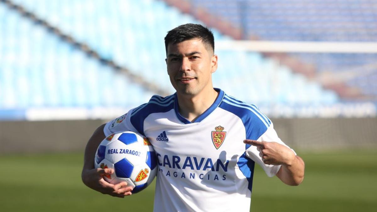 Alarcón, en su presentación a finales de 2022. El chileno y Arzo han sido los dos únicos fichajes del Zaragoza en esta etapa antes de abrir el plazo en enero.