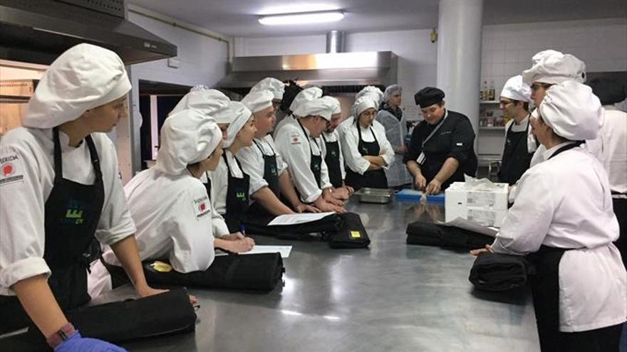 Los alumnos de la Escuela de Hostelería podrán realizar prácticas en un restaurante