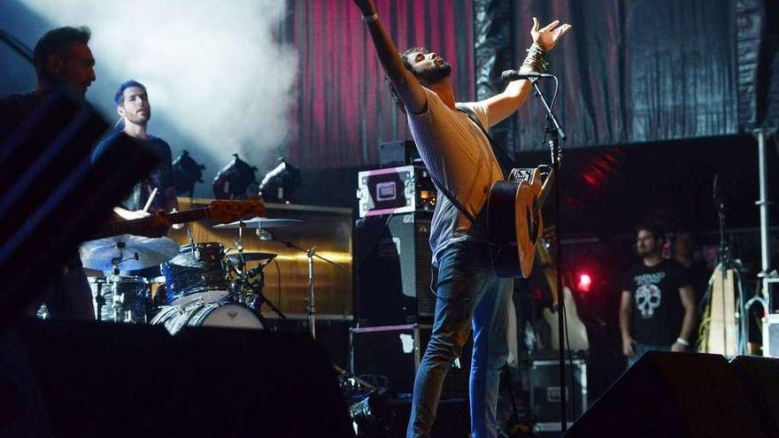 Mikel, cantante de Izal, durante su último concierto en Pontevedra, en 2016. // Gustavo Santos