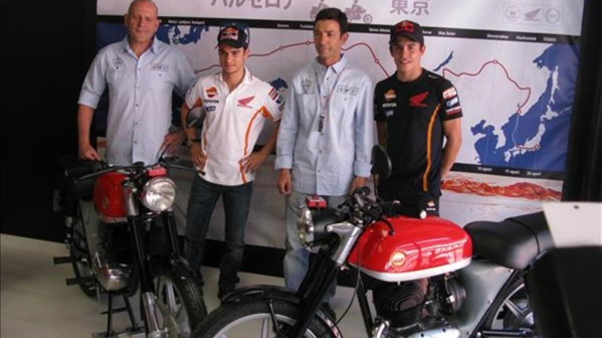 Carles Humet, Dani Pedrosa, Eduard Cots y Dani Pedrosa, en la presentación de la expedición Barcelona-Tokio en Impala.