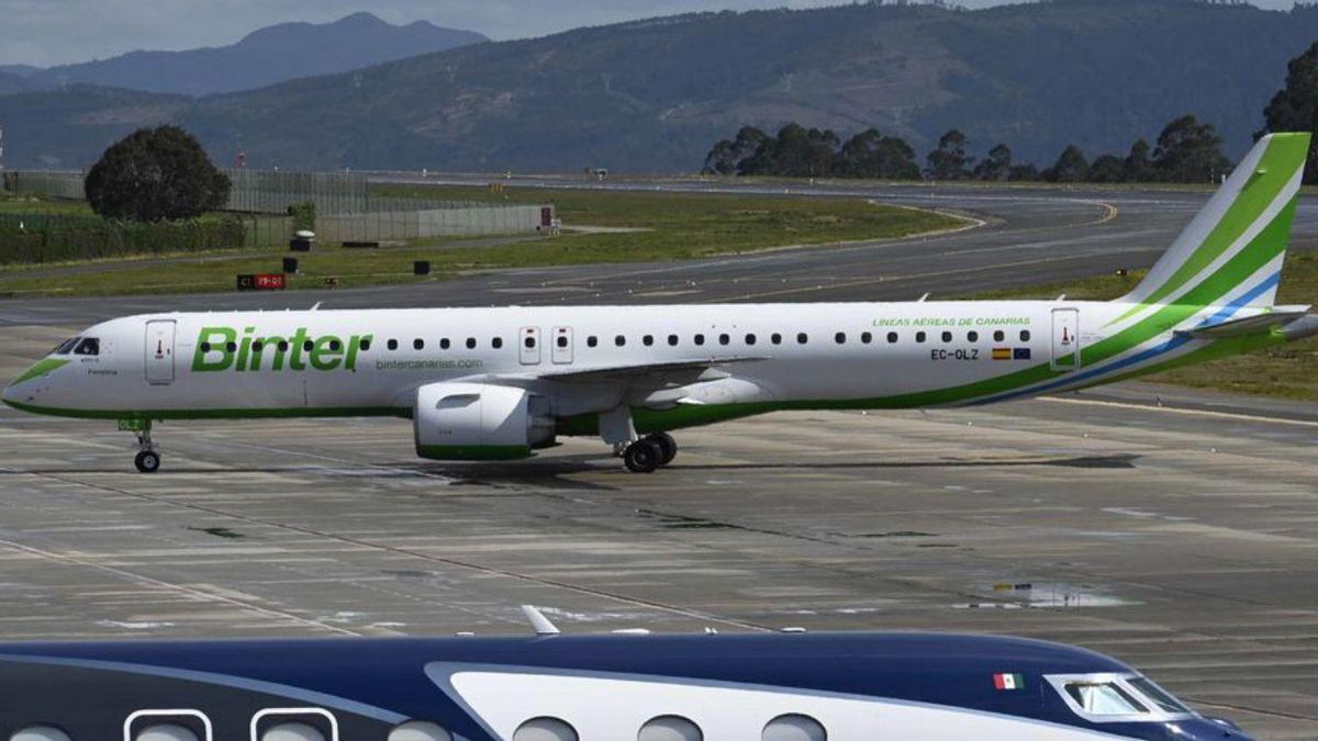 Avión de Binter ayer en su llegada a Peinador. | Pablo Gamarra