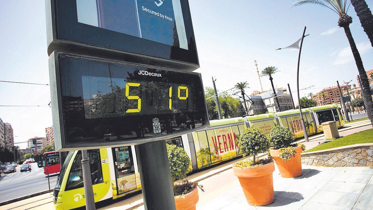 Un termómetro ubicado en la Plaza Circular, en Murcia, marca 51 grados, ayer a primera hora de la tarde.