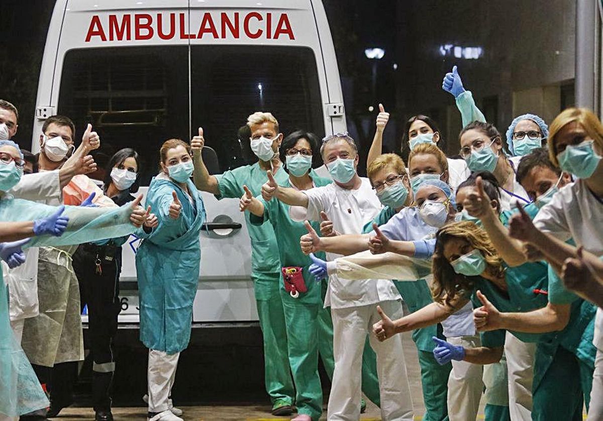 20.00 horas. Aplausos a los sanitarios desde balcones.