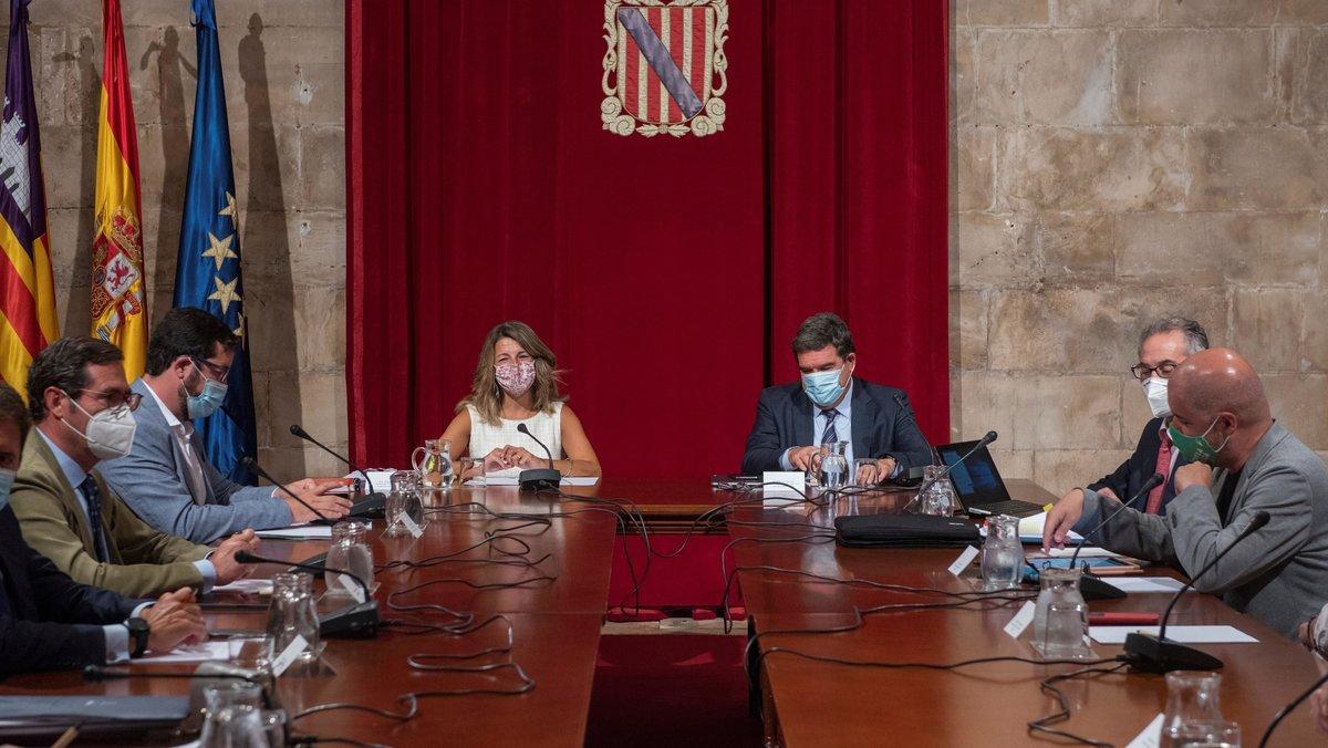 GRAF9561. PALMA DE MALLORCA, 04/09/2020.- La ministra de Trabajo y Economía Social, Yolanda Díaz (c-i) y el ministro de Inclusión, Seguridad Social y Migraciones, José Luis Escrivá (c-d) presiden la Mesa de la Comisión de Seguimiento Tripartita Laboral la que se debatirá sobre la prolongación de los ERTE, entre otros temas, y que se ha celebrado este viernes en Palma de Mallorca. EFE/ Atienza