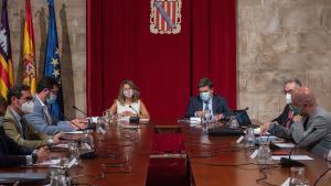GRAF9561. PALMA DE MALLORCA, 04/09/2020.- La ministra de Trabajo y Economía Social, Yolanda Díaz (c-i) y el ministro de Inclusión, Seguridad Social y Migraciones, José Luis Escrivá (c-d) presiden la Mesa de la Comisión de Seguimiento Tripartita Laboral la que se debatirá sobre la prolongación de los ERTE, entre otros temas, y que se ha celebrado este viernes en Palma de Mallorca. EFE/ Atienza