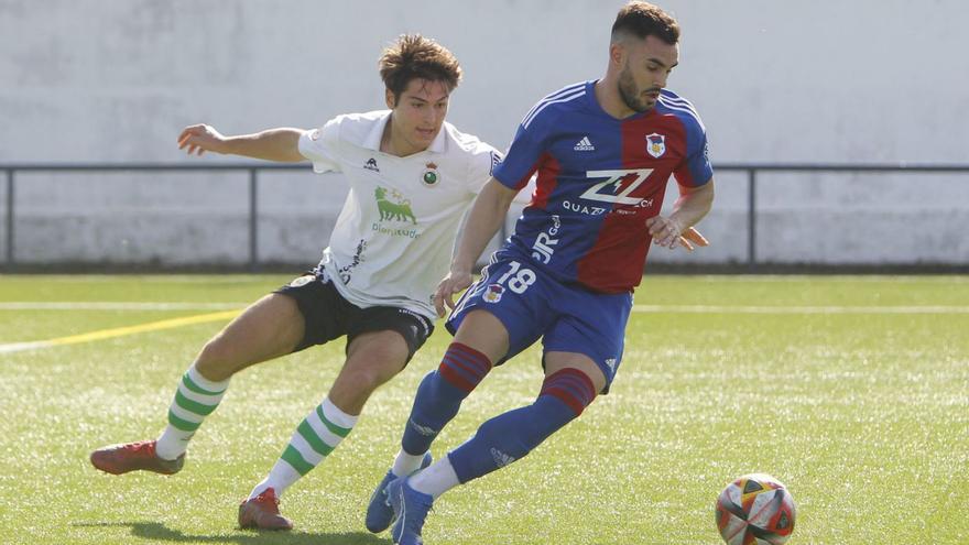 Nané maneja el balón  en el partido contra el  Rayo Cantabria.