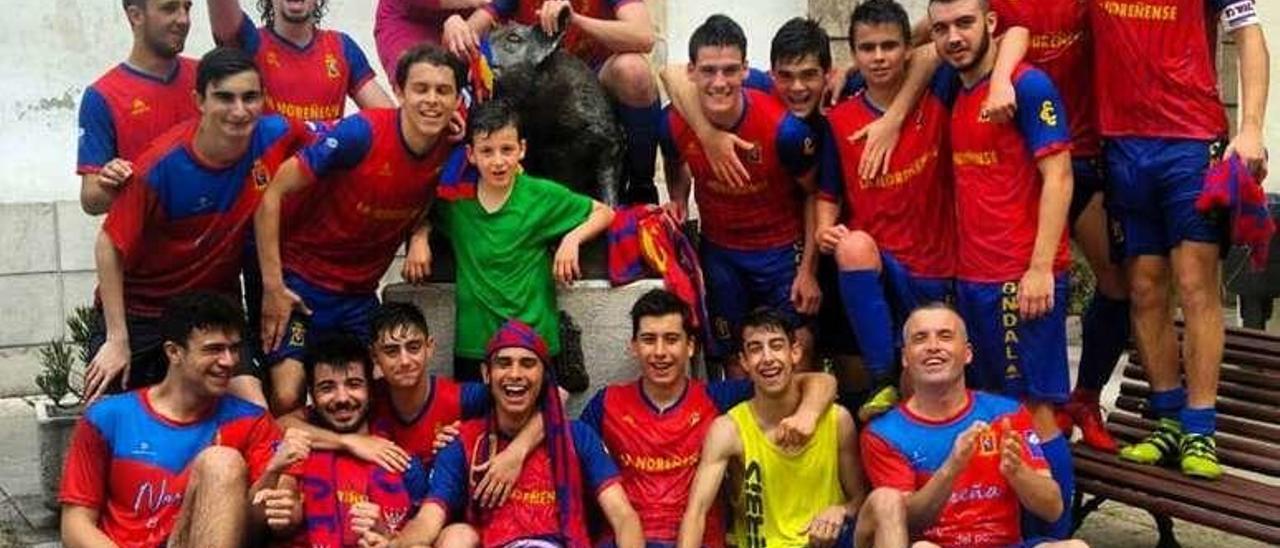 Los jugadores del Condal festejan su ascenso a Primera.