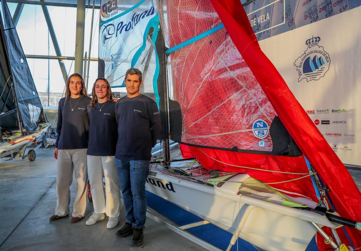 Regatistas y entrenador, ayer, en las instalaciones del Centro Galego de Vela. |  Iñaki Abella