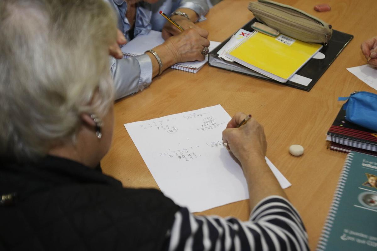 ALUMNAS DEL CENTRO CIVICO DE TEIS DURANTE UNA CLASE DEL PROGRAMA MUNICIPAL DE EDUCACION BASICA PARA ADULTOS, GESTIONADO POR LA ASOCIACION DE MUJERES PROGRESISTAS. MAYORES. TERCERA EDAD. ANCIANOS. ADULTOS