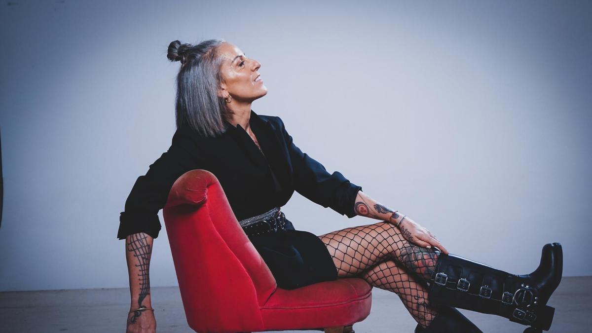 La Mari de Chambao, posando para sus lanzamientos del 25º aniversario