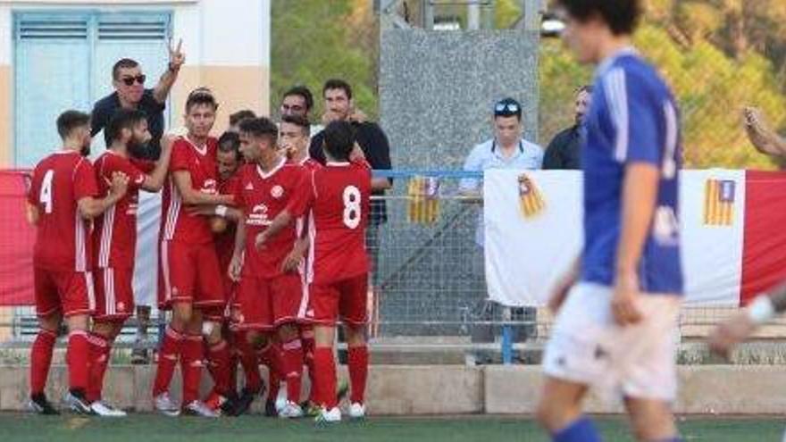 Los jugadores de la UD Ibiza-Eivissa celebran el gol de Sergio Cirio que dio los tres puntos al equipo en el derbi frente al Sant Rafel.