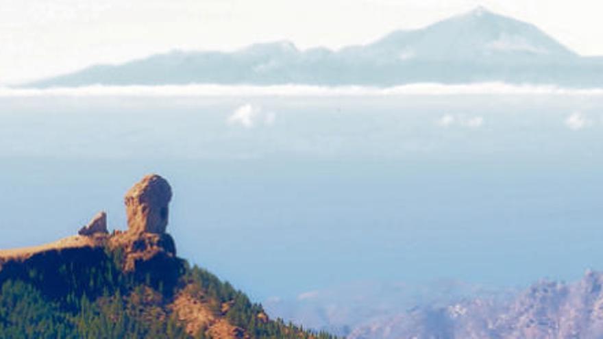 Vista del Roque Nublo, en Gran Canaria, con el pico del Teide al fondo.