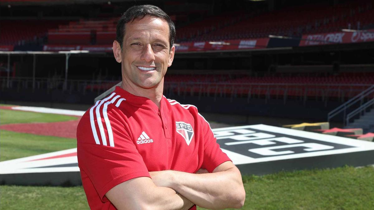 Juliano Belletti está dirigiendo el equipo Sub-20 del Sao Paulo