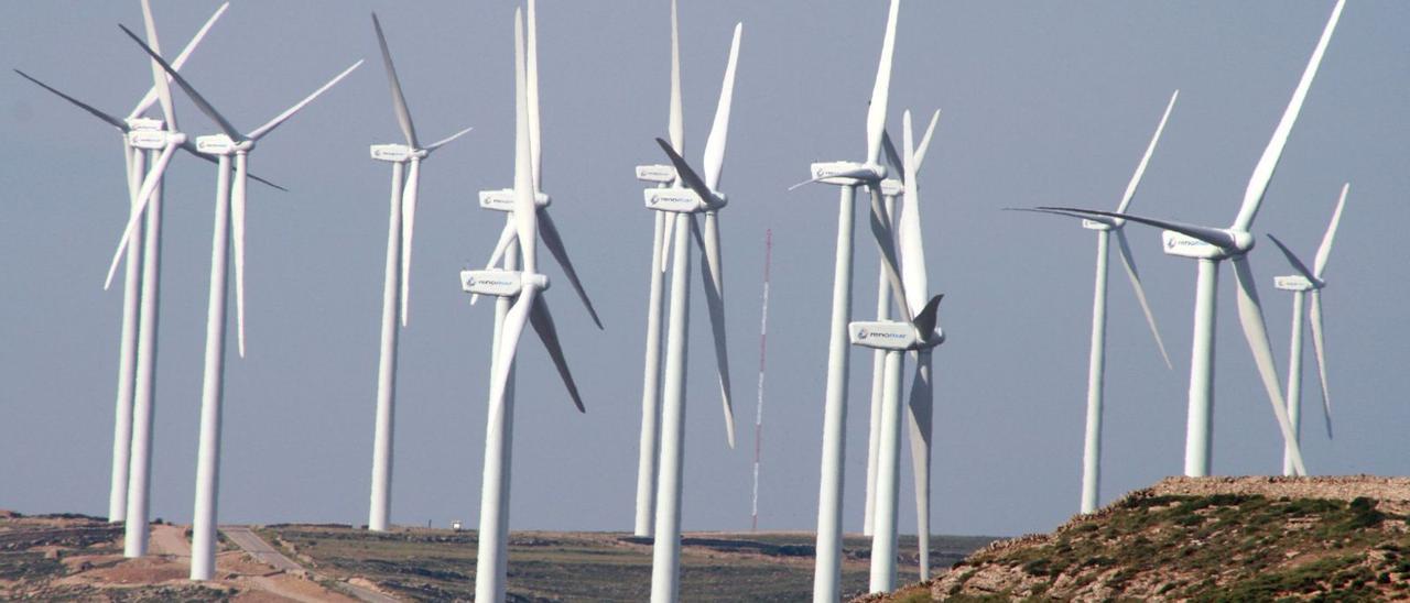 Una veintena de postes eólicos para la obtención de energía limpia en una planta de generación instalada en una comarca del interior de Castelló. | LEVANTE-EMV