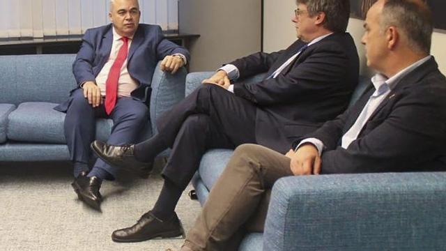 Santos Cerdán, Carles Puigdemont i Jordi Turull, el 2023 a Brussel·les.  | PSOE / EFE