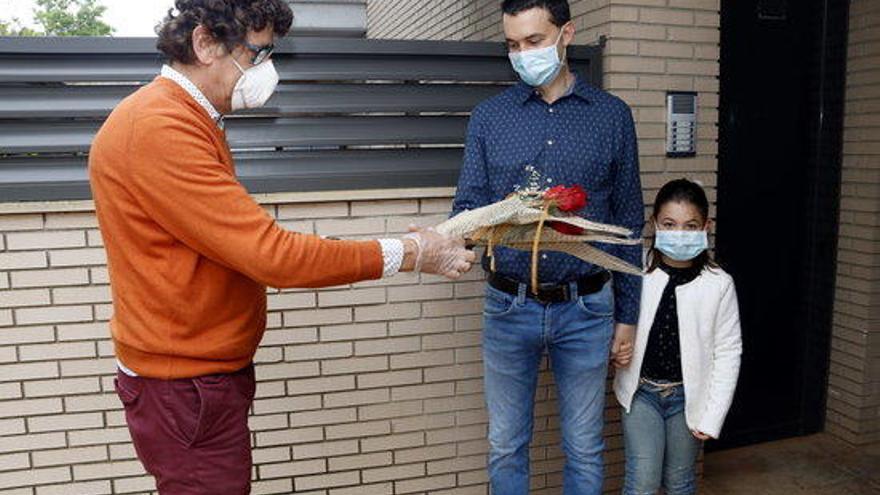 Moment d&#039;una entrega de roses de Sant Jordi a domicili de la mà de la floristeria Flors Català, a Tàrrega