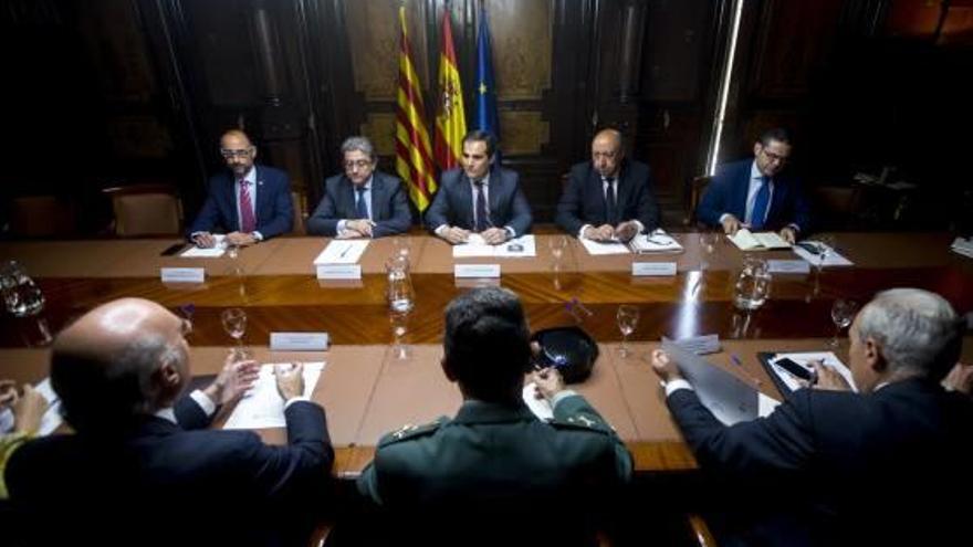 Reunió amb càrrecs d&#039;Interior, d&#039;Aena, de la Policia i representats del Govern per abordar les cues.