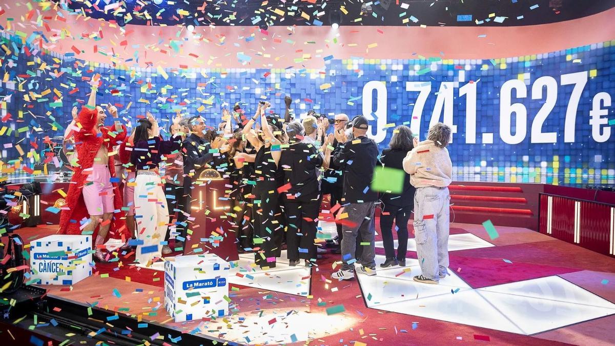 Celebració final per l'actualització del marcador de La Marató.