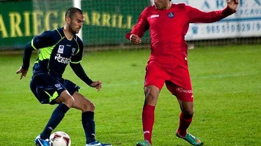 Omar se lleva un balón ante un jugador del Getafe B en Miramar.