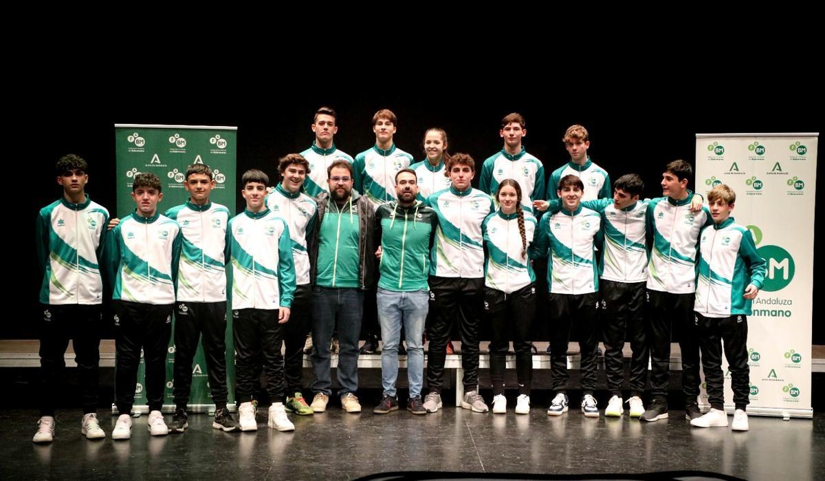 Jugadores y técnicos cordobeses de las selecciones andaluzas de balonmano.