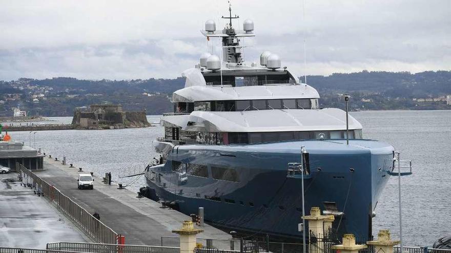 El yate &#039;Aviva&#039;, amarrado en el muelle de trasatlánticos coruñés.