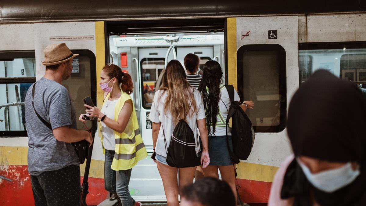 Descuentos en el transporte de Baleares: Desconocimiento y confusión en el primer día de tren gratis Descuentos en el transporte de Baleares: Desconocimiento y confusión en el primer día de tren gratis