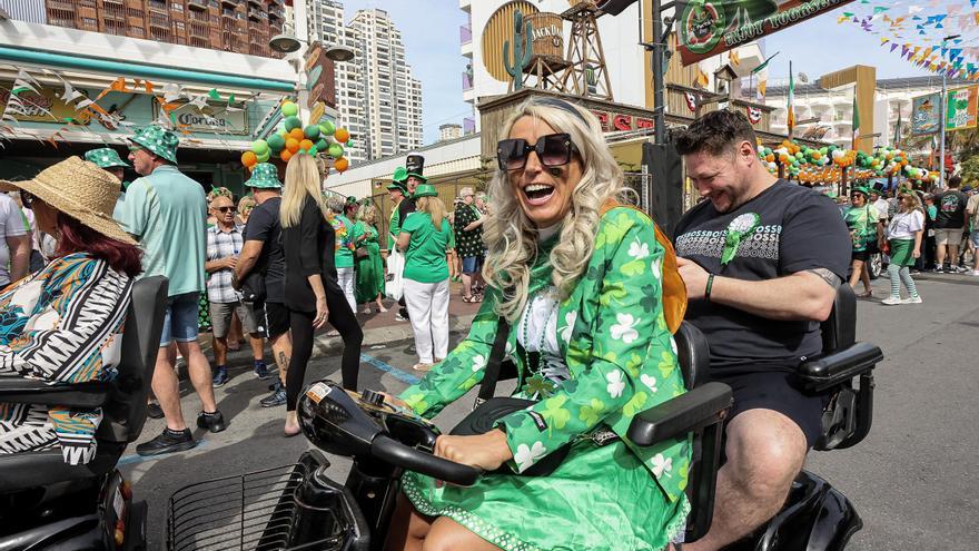 Benidorm se tiñe de verde para celebrar el día de San Patricio