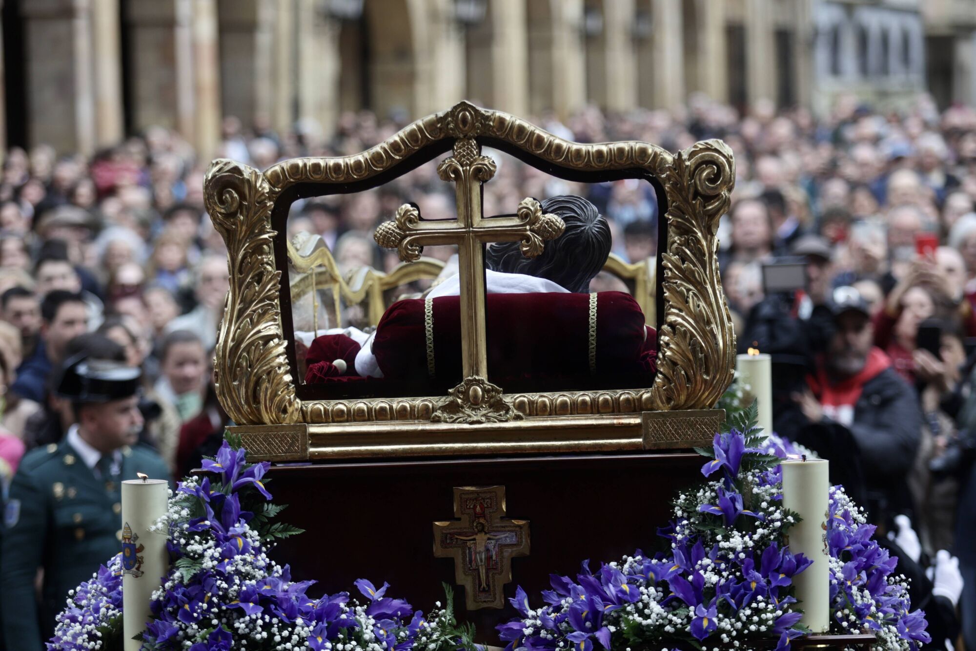 EN IMÁGENES; Procesión del Viernes Santo en Oviedo