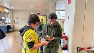 El Villarreal ya está en Oviedo: Diatta en la convocatoria y 'groguets' consiguiendo su autógrafo en el Aeropuerto