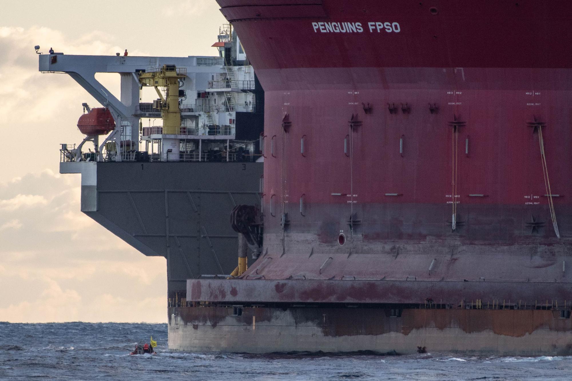 Activistas de Greenpeace se suben a una plataforma petrolífera al norte de Canarias para que deje de perforar