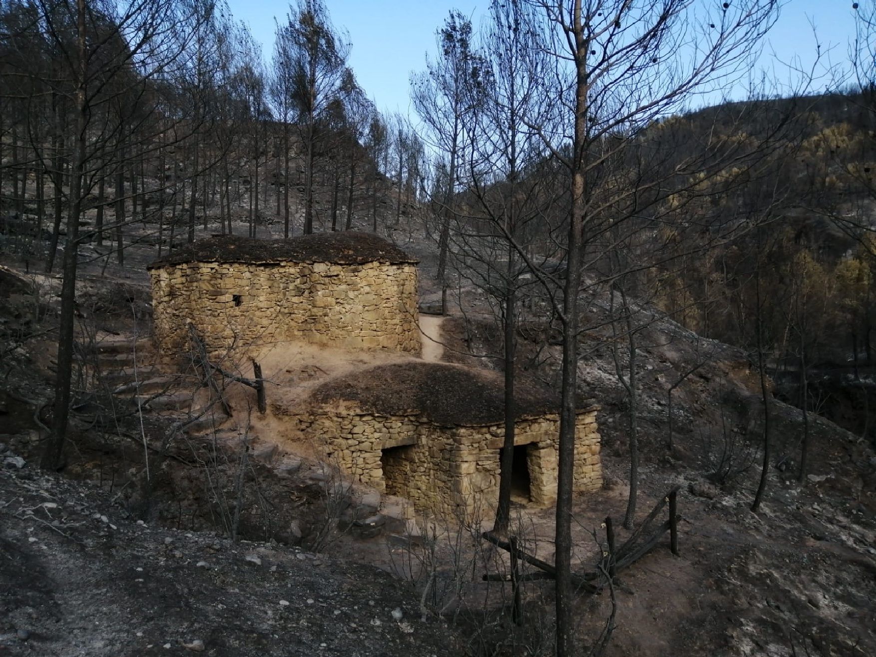 El foc envolta de cendra les tines de la Vall del Flequer