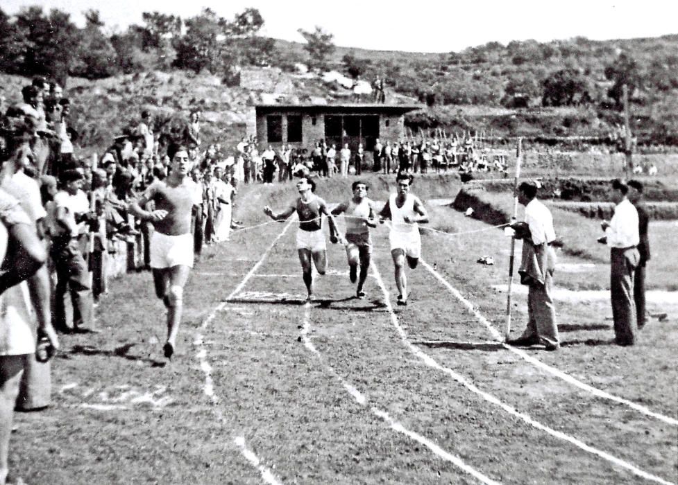Competició al camp d’atletisme de Les Pedreres l’any 1935. Es tracta probablement d’un triangular internacional entre el GEiEG, l’US Thuririnoise i l’USAP de Perpinyà.