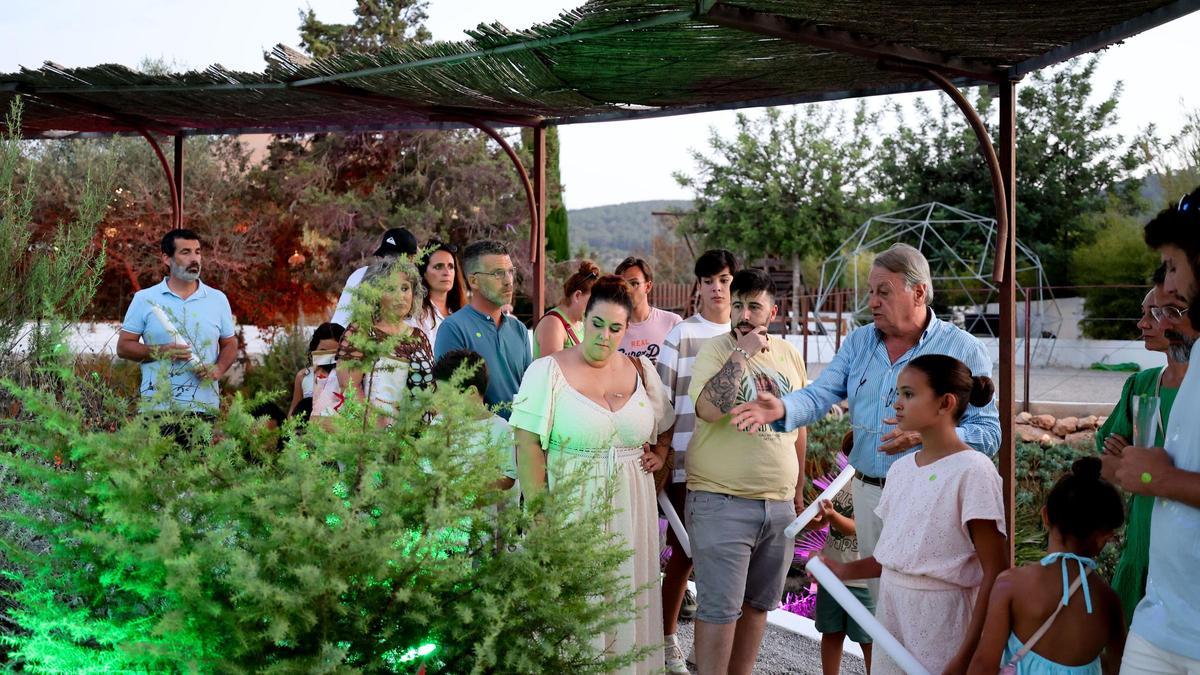 El director del Bibo Park, Eduardo Mayol, durante una visita guiada al jardín botánico biotecnológico.