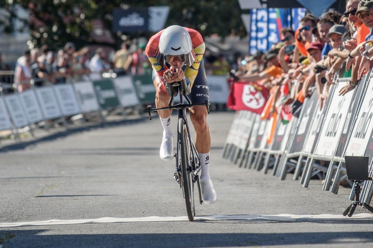 Juan Ayuso entra a meta en la contrerreloj de la Itzulia.
