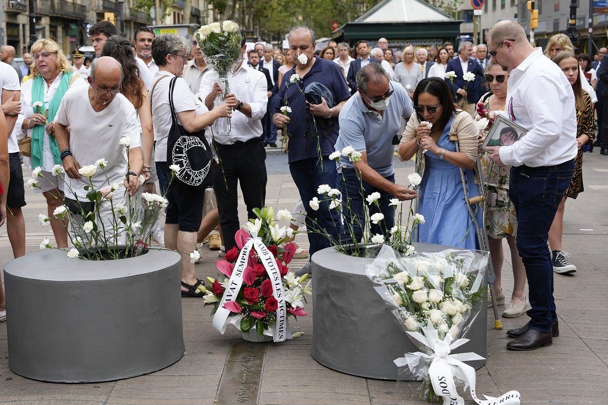 Familiares y víctimas del atentado del 17-A, en el homenaje del pasado agosto en La Rambla