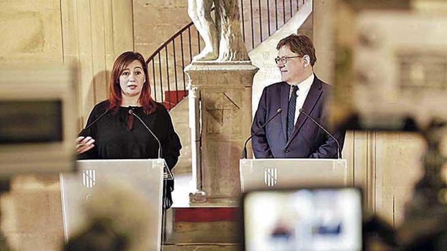 Francina Armengol y Ximo Puig, ayer durante su comparecencia conjunta en el Consolat.