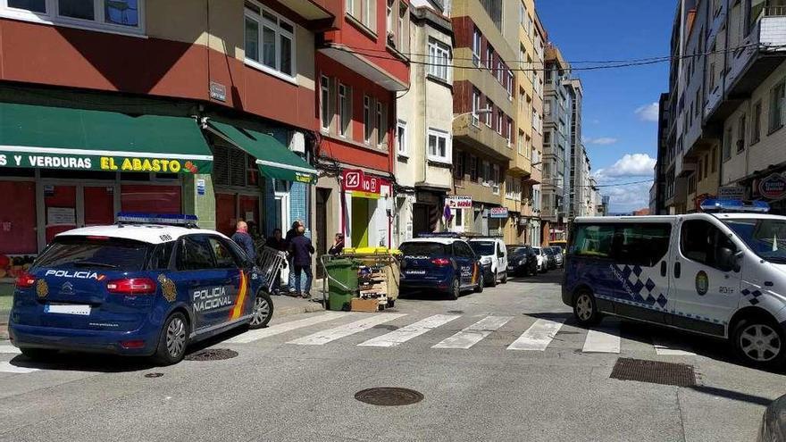 Patrullas de la Policía Nacional y Local que acudieron, ayer, al lugar del atraco.