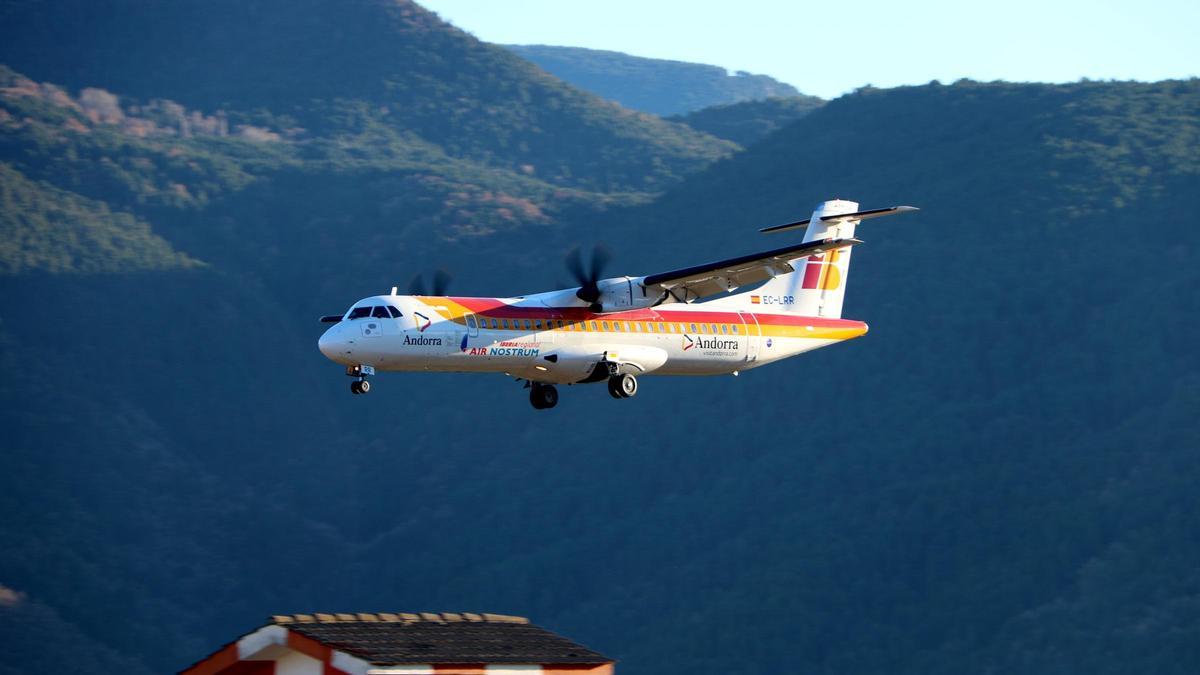 Un avió arribant a l'aeroport Andorra-La Seu
