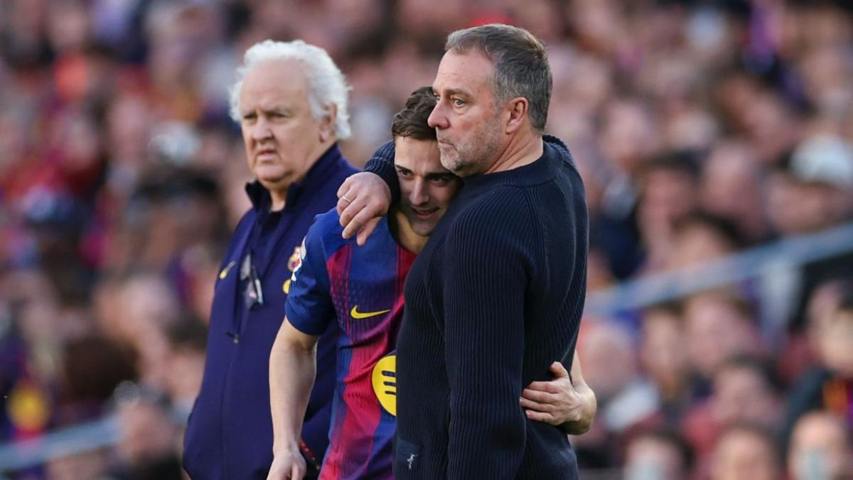 Gavi con Hansi Flick en su regreso en el Camp Nou
