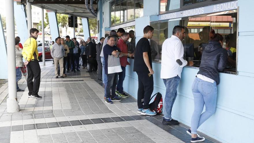 Aficcionados del Celta haciendo cola para hacerse con un abono para la siguiente temporada // R. Grobas