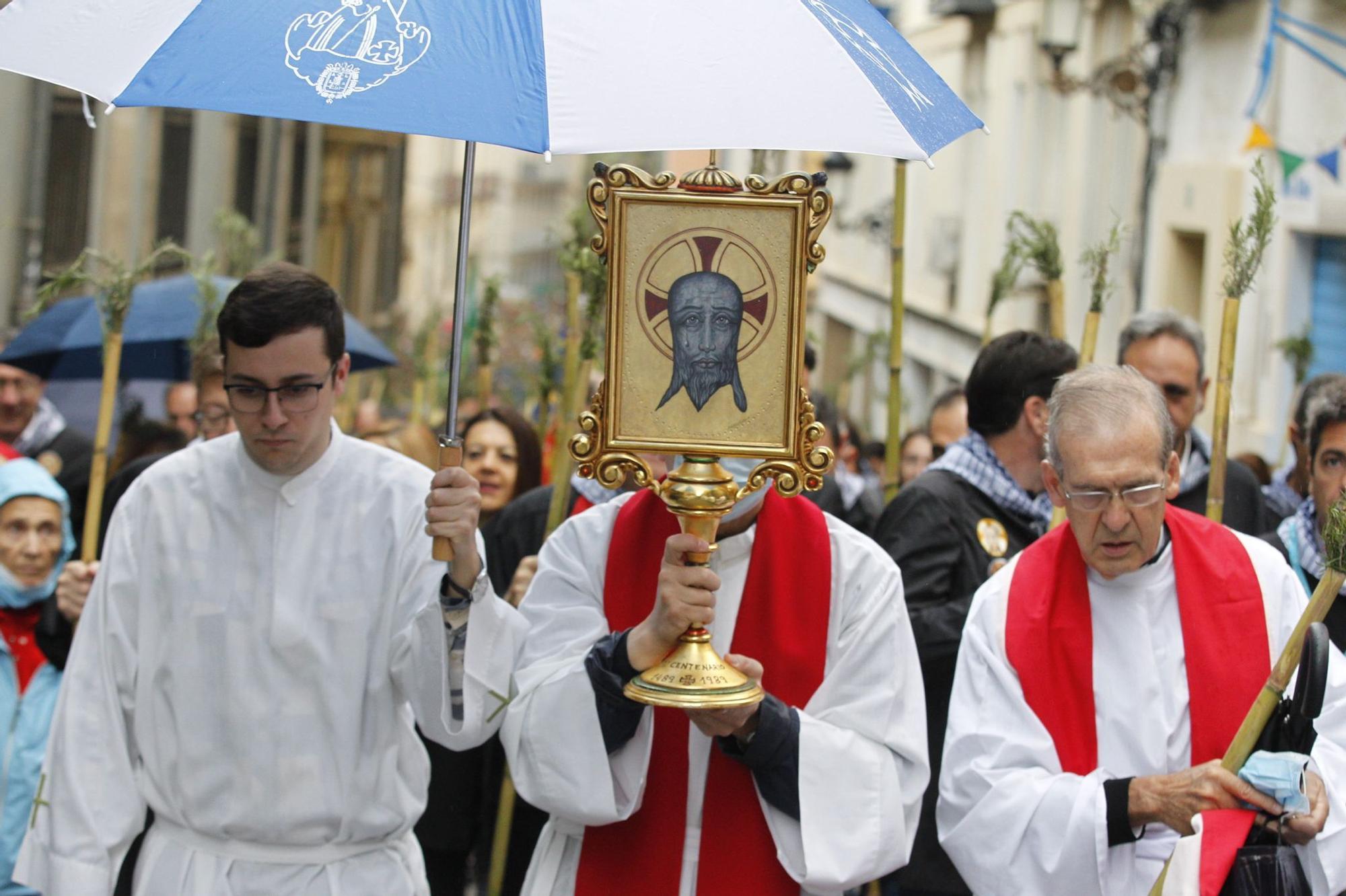 Miles de alicantinos acompañan a la Santa Faz en su peregrinación pese a la lluvia