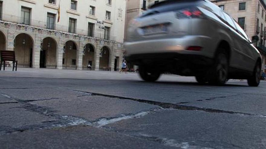 Las losetas de la calzada que transcurre entre la nueva plaza y el Ayuntamiento se encuentran deterioradas y hundidas.